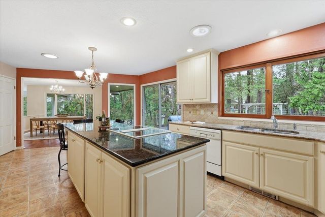 1412 W Crestwood Ct, Spokane, WA 99218