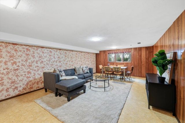 1412 W Crestwood Ct, Spokane, WA 99218