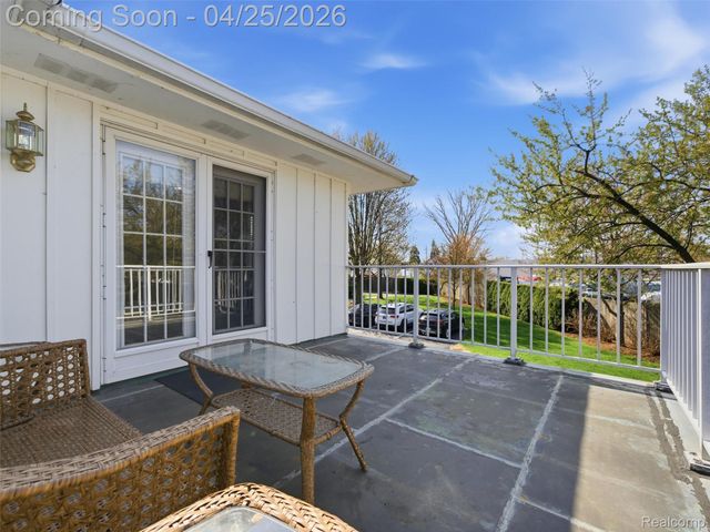 118 Windwood Pointe, St. Clair Shores, MI 48080