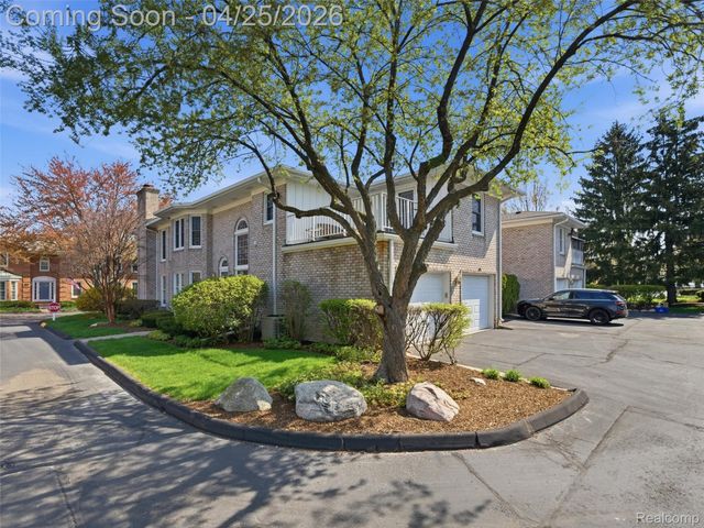118 Windwood Pointe, St. Clair Shores, MI 48080