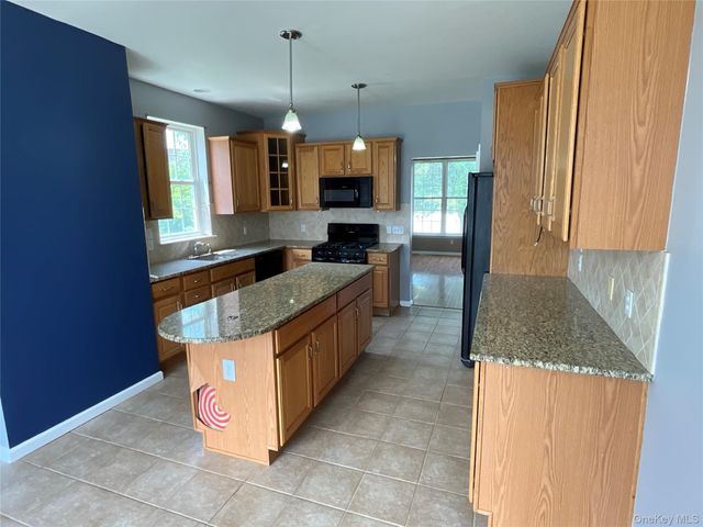 6 Blackmoor Circle, Highland Mills, NY 10930