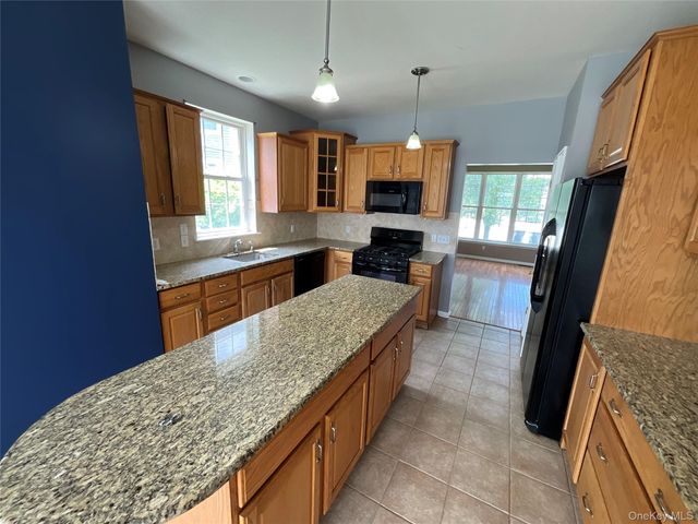 6 Blackmoor Circle, Highland Mills, NY 10930