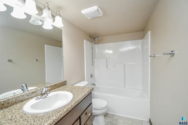 5733 W Bream Ct Court, Sioux Falls, SD 57107