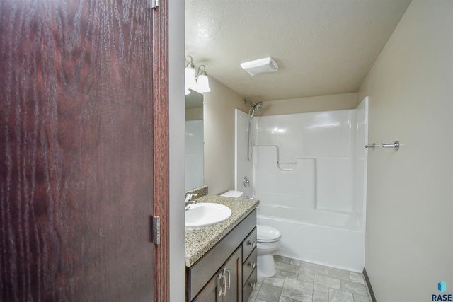 5733 W Bream Ct Court, Sioux Falls, SD 57107