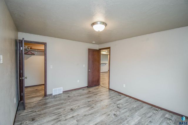 5733 W Bream Ct Court, Sioux Falls, SD 57107