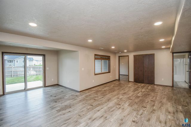 5733 W Bream Ct Court, Sioux Falls, SD 57107