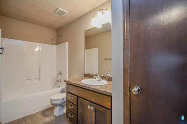 5733 W Bream Ct Court, Sioux Falls, SD 57107