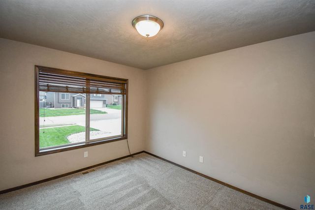5733 W Bream Ct Court, Sioux Falls, SD 57107