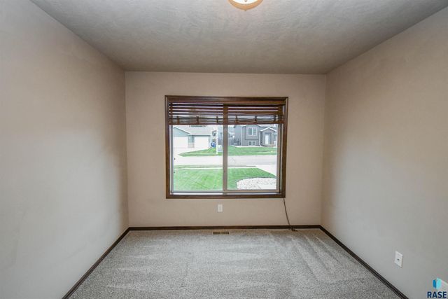 5733 W Bream Ct Court, Sioux Falls, SD 57107