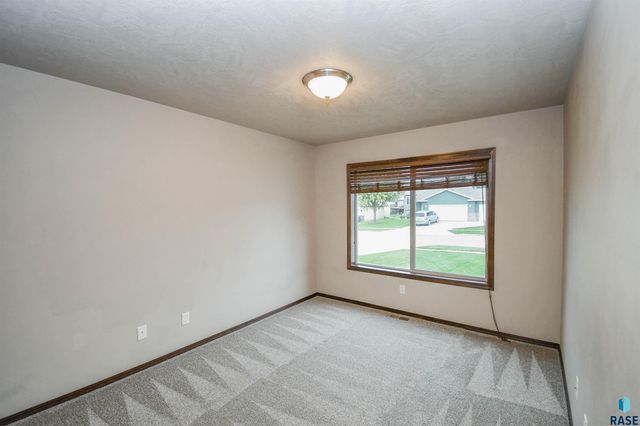 5733 W Bream Ct Court, Sioux Falls, SD 57107