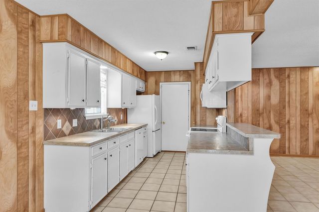 2202 Harlow Lane, Huntsville, TX 77320