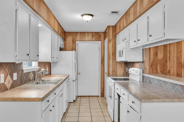 2202 Harlow Lane, Huntsville, TX 77320