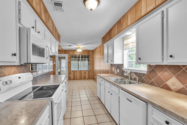 2202 Harlow Lane, Huntsville, TX 77320