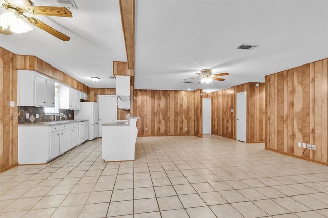 2202 Harlow Lane, Huntsville, TX 77320