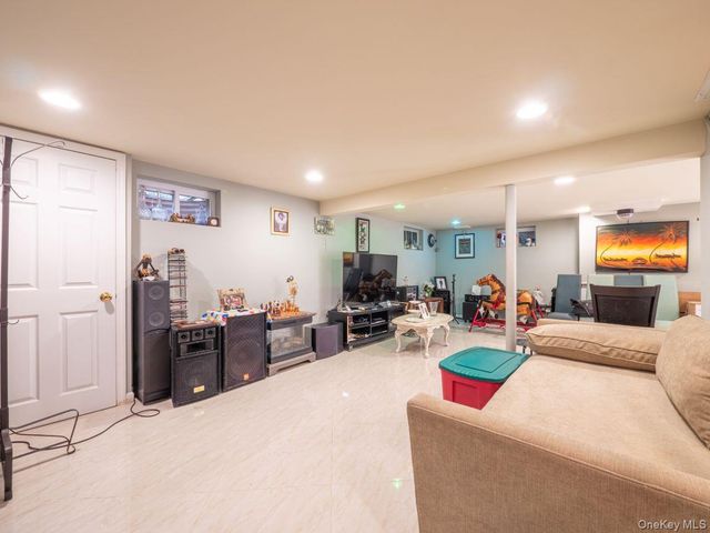 295 Ivy Avenue, Westbury, NY 11590