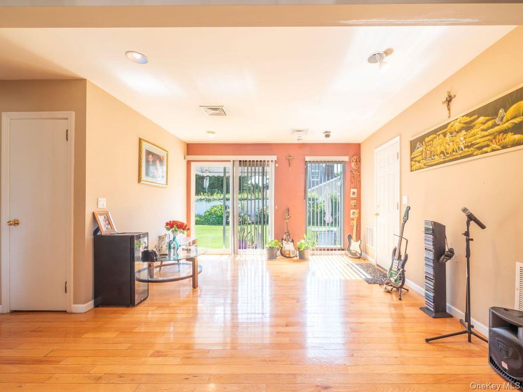 295 Ivy Avenue, Westbury, NY 11590 — photo 4