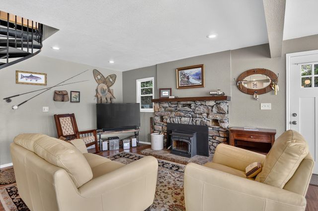 13510 N Peninsula Dr, Newman Lake, WA 99025