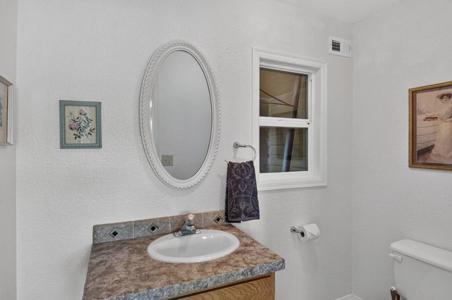 13510 N Peninsula Dr, Newman Lake, WA 99025