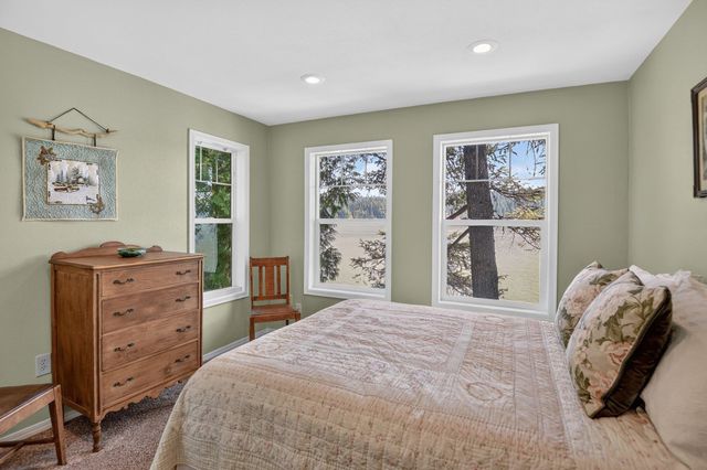 13510 N Peninsula Dr, Newman Lake, WA 99025