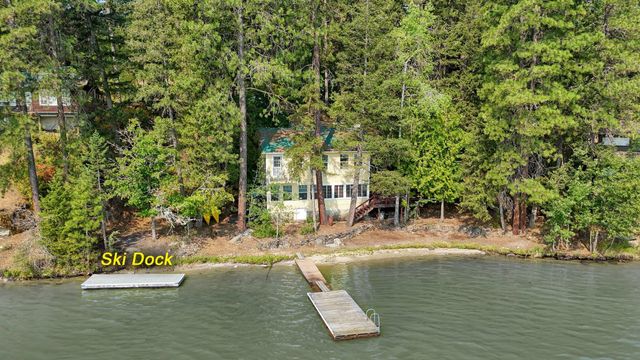 13510 N Peninsula Dr, Newman Lake, WA 99025