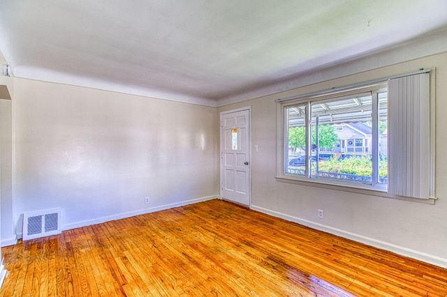 170 W Maxlow Avenue, Hazel Park, MI 48030