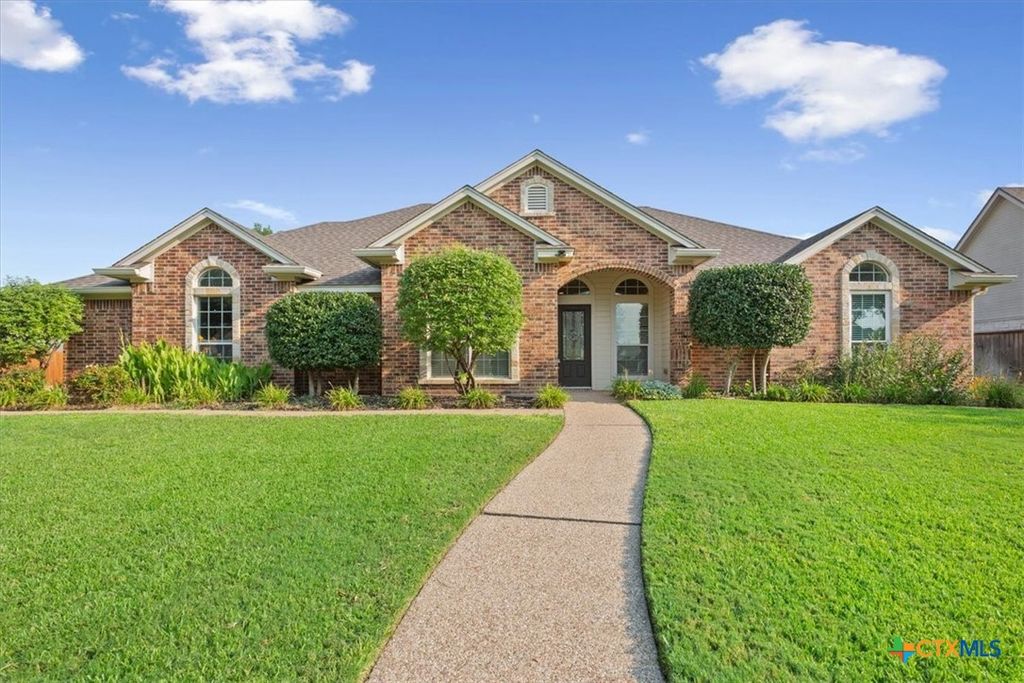 203 Silver Spur Trail, Mcgregor, TX 76657