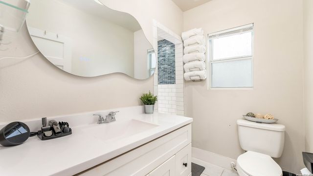 3510 N Flores, San Antonio, TX 78212