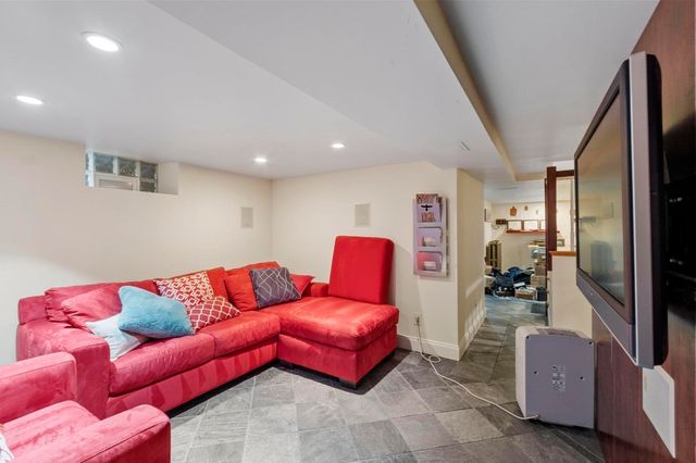 8 Winthrop St, Danvers, MA 01923