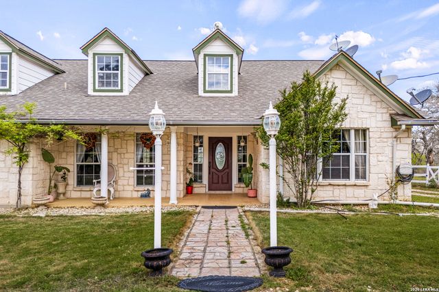 837 Paddy Rd, Floresville, TX 78114