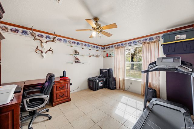 837 Paddy Rd, Floresville, TX 78114