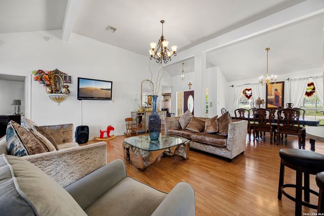 837 Paddy Rd, Floresville, TX 78114