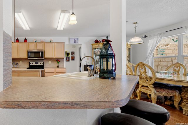 837 Paddy Rd, Floresville, TX 78114