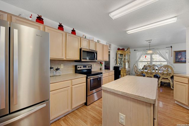 837 Paddy Rd, Floresville, TX 78114