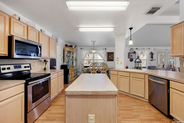 837 Paddy Rd, Floresville, TX 78114