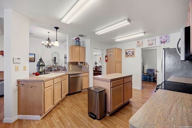 837 Paddy Rd, Floresville, TX 78114