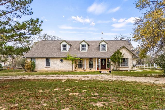 837 Paddy Rd, Floresville, TX 78114