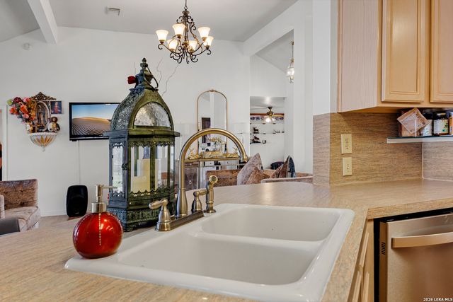 837 Paddy Rd, Floresville, TX 78114