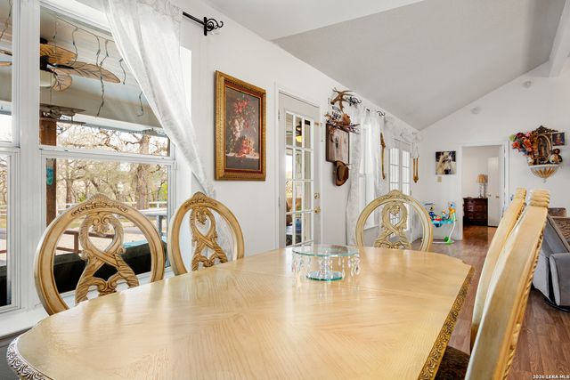 837 Paddy Rd, Floresville, TX 78114