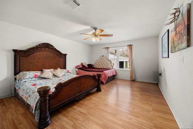 837 Paddy Rd, Floresville, TX 78114