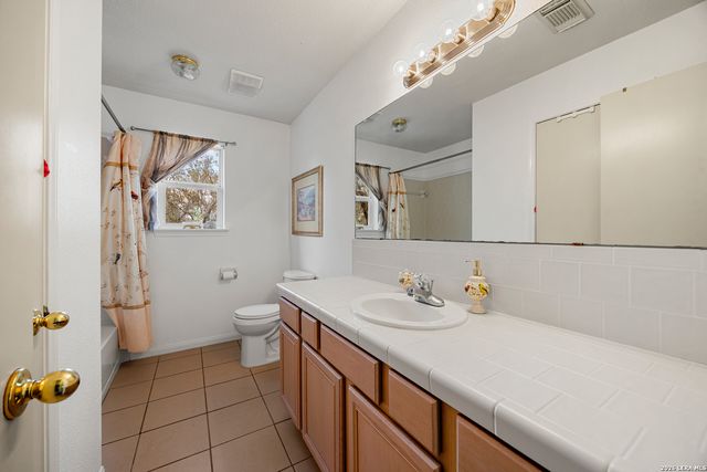 837 Paddy Rd, Floresville, TX 78114