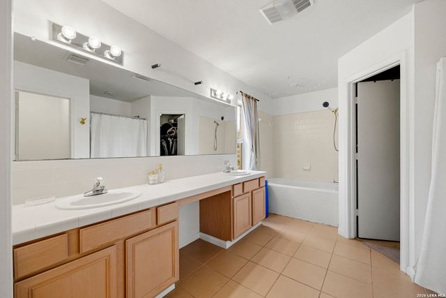 837 Paddy Rd, Floresville, TX 78114