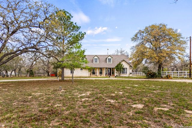 837 Paddy Rd, Floresville, TX 78114