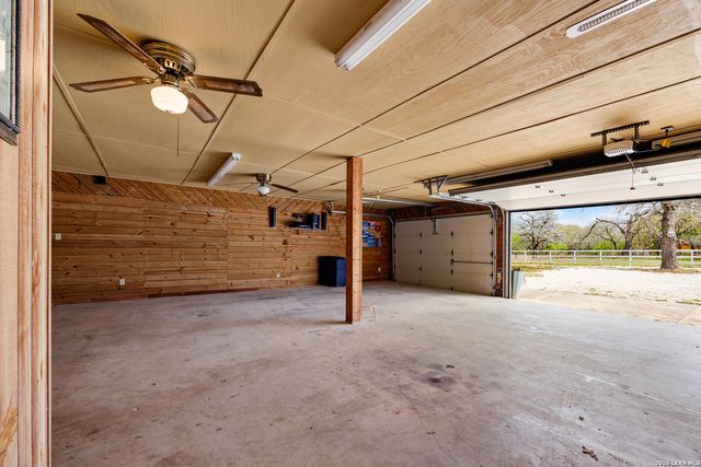 837 Paddy Rd, Floresville, TX 78114