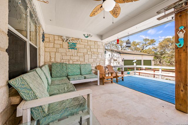 837 Paddy Rd, Floresville, TX 78114