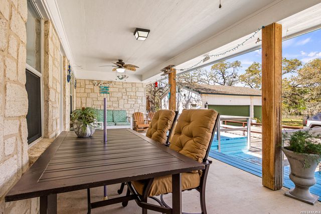 837 Paddy Rd, Floresville, TX 78114