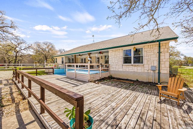837 Paddy Rd, Floresville, TX 78114