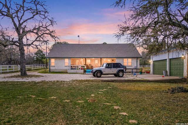 837 Paddy Rd, Floresville, TX 78114