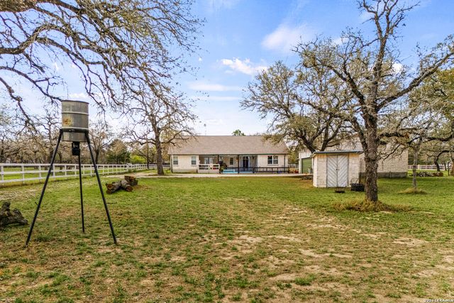 837 Paddy Rd, Floresville, TX 78114