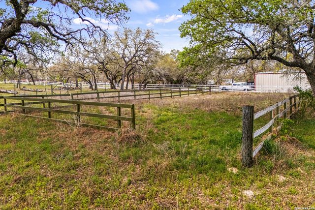 837 Paddy Rd, Floresville, TX 78114