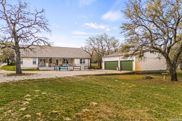 837 Paddy Rd, Floresville, TX 78114